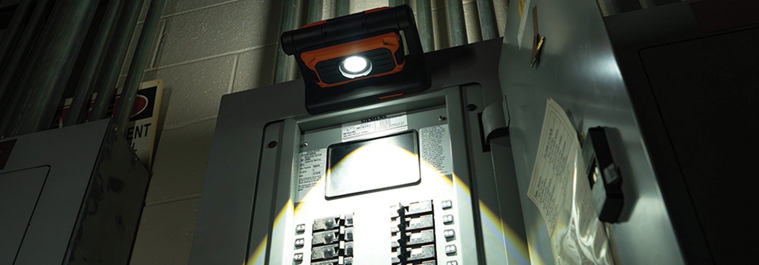 LINTERNA
RECARGABLE
CON DOBLE 
HAZ DE LUZ