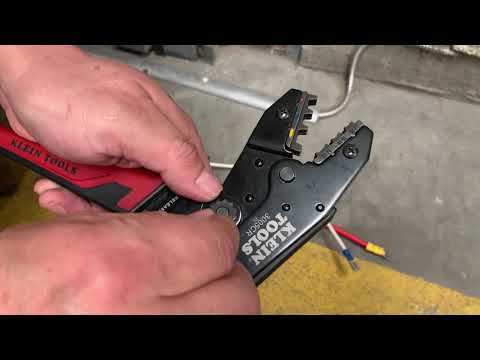 Pinza ponchadora para terminales con aislamiento 10-22 AWG. Mod. 3005CR